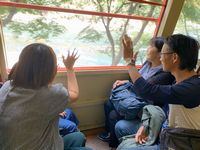 車窓から手を振る参加者