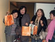 お土産をいただきニッコリ