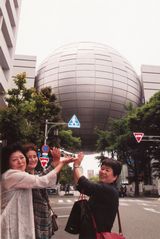 世界一のプラネタリウムを持ち上げる