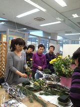 講師の手本に釘付けの参加者