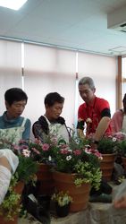 先生に教わりながら作業しています