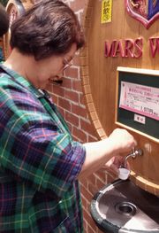 ワインの試飲中