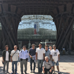 荘厳な鼓門の前にて