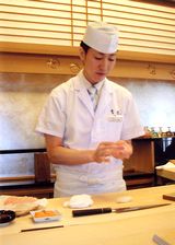 腕を揮う板前さん