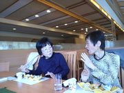 美味しい食事と会話も弾んでいます