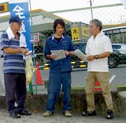 出入口で職人さんに声を掛ける役員（左右）