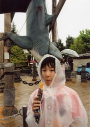 大きなジョーズの前で