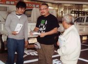 来店した職人さんに組合の話をする役員(右)