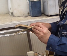  上手に箸を作っています