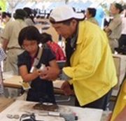 熱心に指導する役員