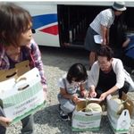 顔より大きなメロンを抱えて来ました