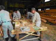 前日から材料の準備をする役員