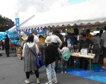 大盛況。西支部のブース