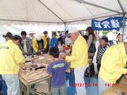 大勢の親子でにぎわっている木工体験コーナー