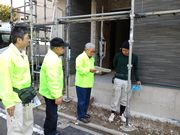 若い職人さんへ組合パンフの説明をする役員（左3名）