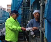 現場訪問し、組合の説明をする役員（左）