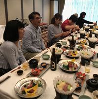 豪華な食事を舌鼓