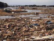 元は畑が広がっていたが、沿岸から住宅や自動車・松の木が無数に流れ着いた。海水が引かず、まるで川ができてしまった。(仙台市若林区)