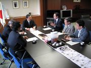 大臣(中)に建設状況を説明する古市書記長(右)