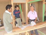 建設現場で、熱心に組合の説明をする横山支部長（右）