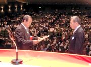 功労者表彰を受賞された新山悦次さん（右）