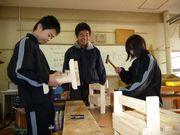 学生に囲まれ、マルチスタンド作りの指導をする菅先生（中）