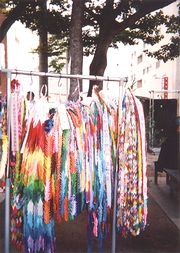 &nbsp;色鮮やかな18万羽の鶴