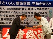 功労者表彰を受ける田口賃対部長（左）