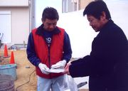 現場に訪問し組合説明をする役員（右）