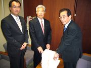15,789筆の署名を手渡す書記長（右）と、県議団／榊原康正議員（中）・森井元志議員（左）