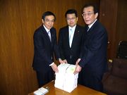 市議団／佐橋典一議員（左）・高吉英樹議員（中）