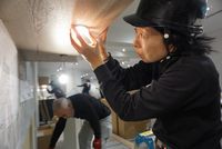 照明を取り付ける作業