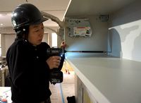 力強い目つきで、ドリルを扱う右谷さん