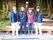 親子孫の3代/4人がガッチリと肩を組み、先代が身に付けた匠の技が守り続けられ、後世へ受け継がれています