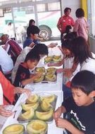 メロンをガブリガブリ