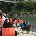 深緑まぶしい舟旅へ