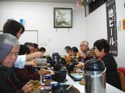 美味しい釜めしを味わっています