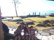 のんびり足湯につかっています