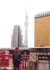 建設中の東京スカイツリーをバックに