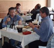 美味しいカニをモクモクと…