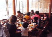 僕たちも夢中で食べてるよ