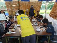 真剣な様子で作業しています