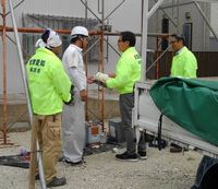 労災保険について説明をする役員