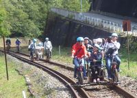 家族一体でペダルをこぐ