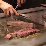 目の前の鉄板で