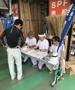 未加入者へ熱心に組合の説明をする役員