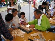 箸作りに夢中な子供たち