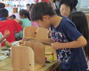 真剣な様子で作業する男の子