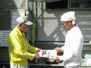 組合パンフを渡す酒井支部長（左）