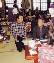 楽しい話で盛り上がっています